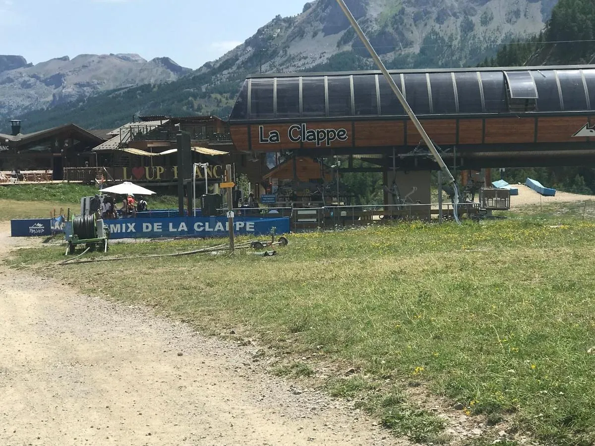 Au Bonheur: Ski-in/Ski-out Lodging at Praloup 1600 Pra Loup Apartment