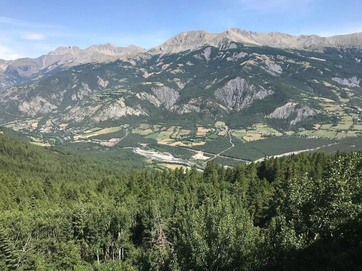 Au Bonheur: Ski-in/Ski-out Lodging at Praloup 1600 Pra Loup France